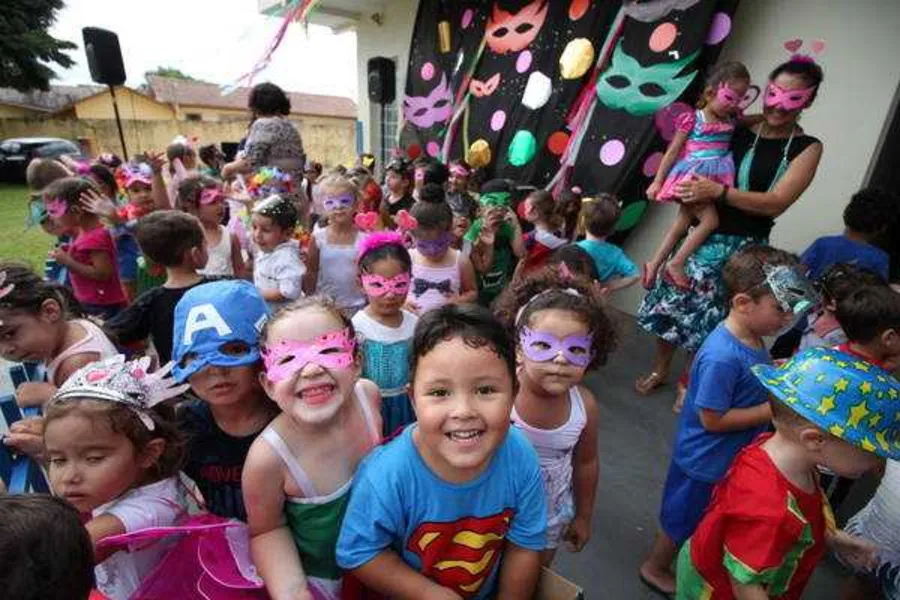 Registro da festa de Carnaval no Cmei Diva Alves do Santo. A alegria tomou conta da criançada