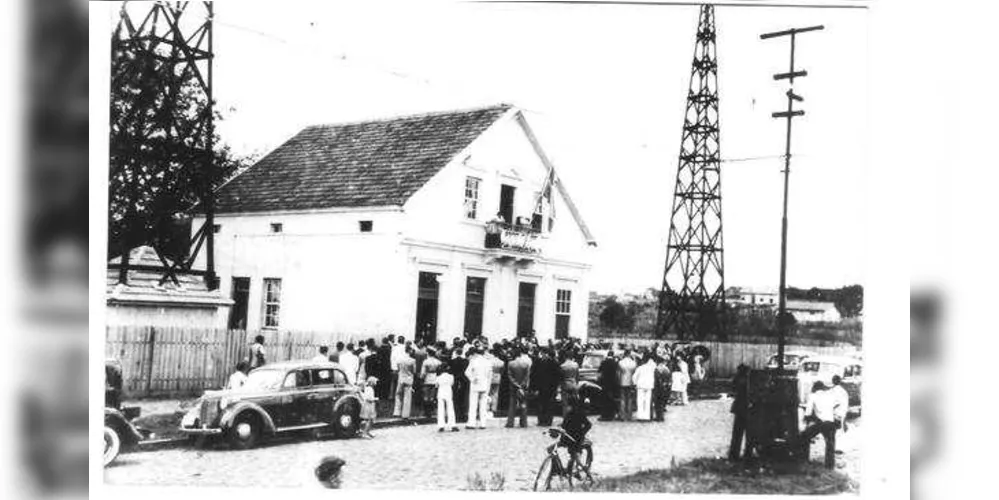 Torres. A inauguração ocorreu  em 21 de Janeiro de 1940.A foto é tradicional em mostrar o dia de inauguração da  Rádio Clube Ponta-grossense que hoje se prepara para transformar-se em Emissora FM .