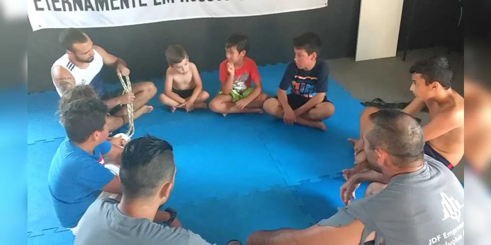 Crianças tem tido a oportunidade de aprender com atletas profissionais de MMA