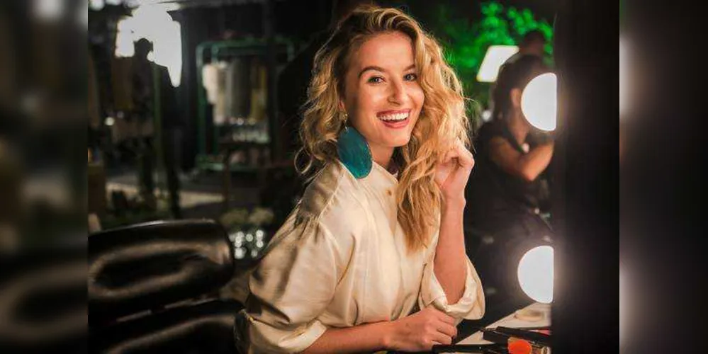 Bárbara França nos bastidores de gravação de um desfile de moda praia que vai ao ar dia 21 em “‘Malhação: Pro Dia Nascer Feliz”, na Globo. Aliás, Bárbara será destaque da escola Grande Rio, no carnaval carioca.