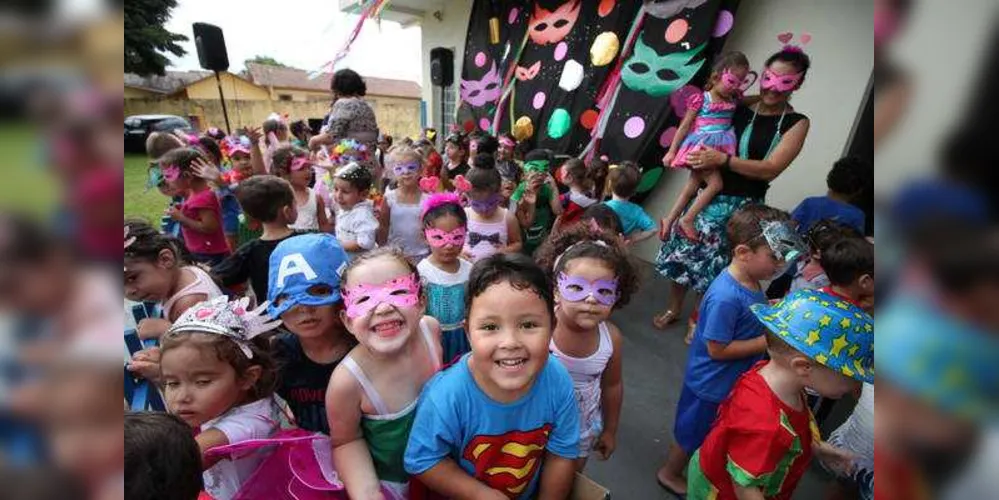 Registro da festa de Carnaval no Cmei Diva Alves do Santo. A alegria tomou conta da criançada