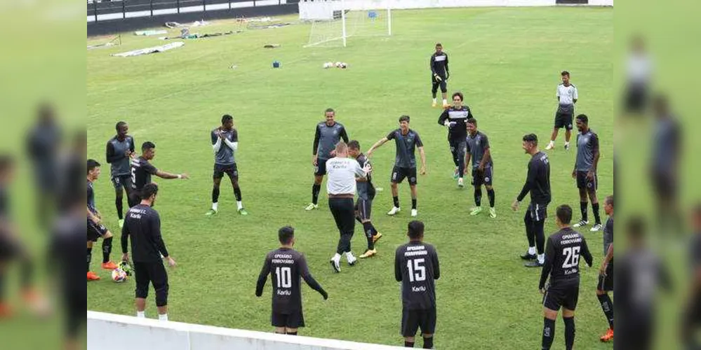 Movimentação. Jogadores do Operário treinam no Estádio Germano Kruger em preparação ao confronto contra o Apucarana.