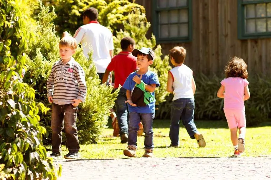 No último domingo (16), o Parque Histórico de Carambeí ficou lotado de crianças. Elas participaram de uma animada caça aos ovos pelos jardins do museu 