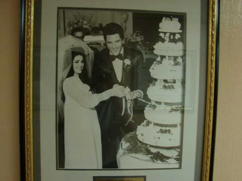 Casamento de Elvis: Numa das viagens a Las Vegas, hospedei-me no hotel onde se casaram Elvis e Priscila Presley. (Tropicana) Num dos corredores está estampada a foto do seu casamento.