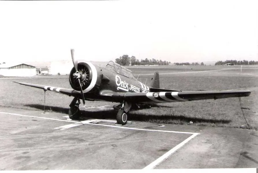 Os aviões ficaram no Aeroporto Santana. E estávamos vendo um autêntico OT-6 usado durante a Segunda Guerra Mundial. E com um destes aviões Carlos Edo fez inúmeras piruetas sobre a cidade e local da Efapi ,próximo ao núcleo Santa Terezinha ,nos dias programados.