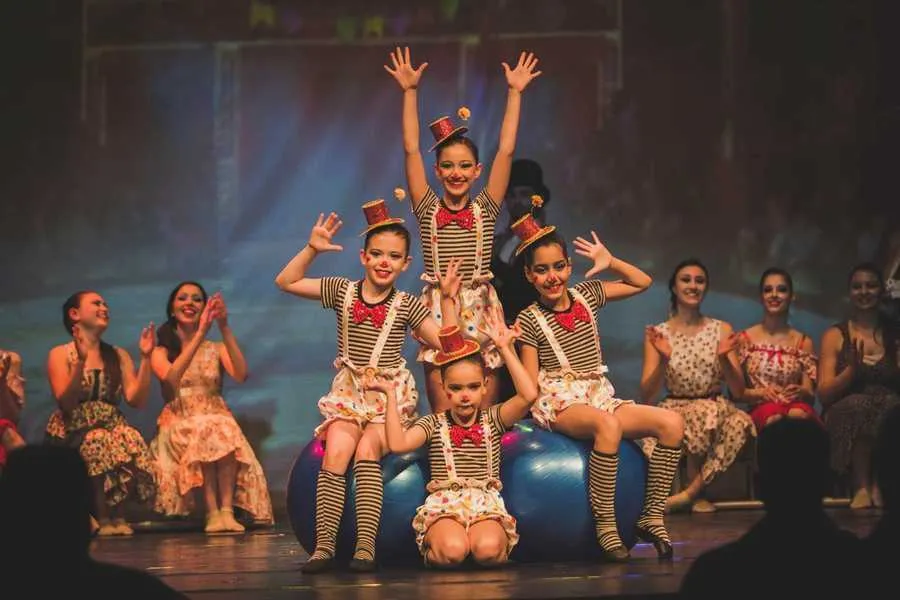 O Studio de Dança Fabíola Capri se prepara para apresentar no palco da Walt Disney World, em Orlando, nos Estados Unidos. O grupo foi um dos selecionados pelo programa Disney Performing Arts e embarca em 2018 para mostrar na terra da magia adaptações dos espetáculos realizados pelos alunos