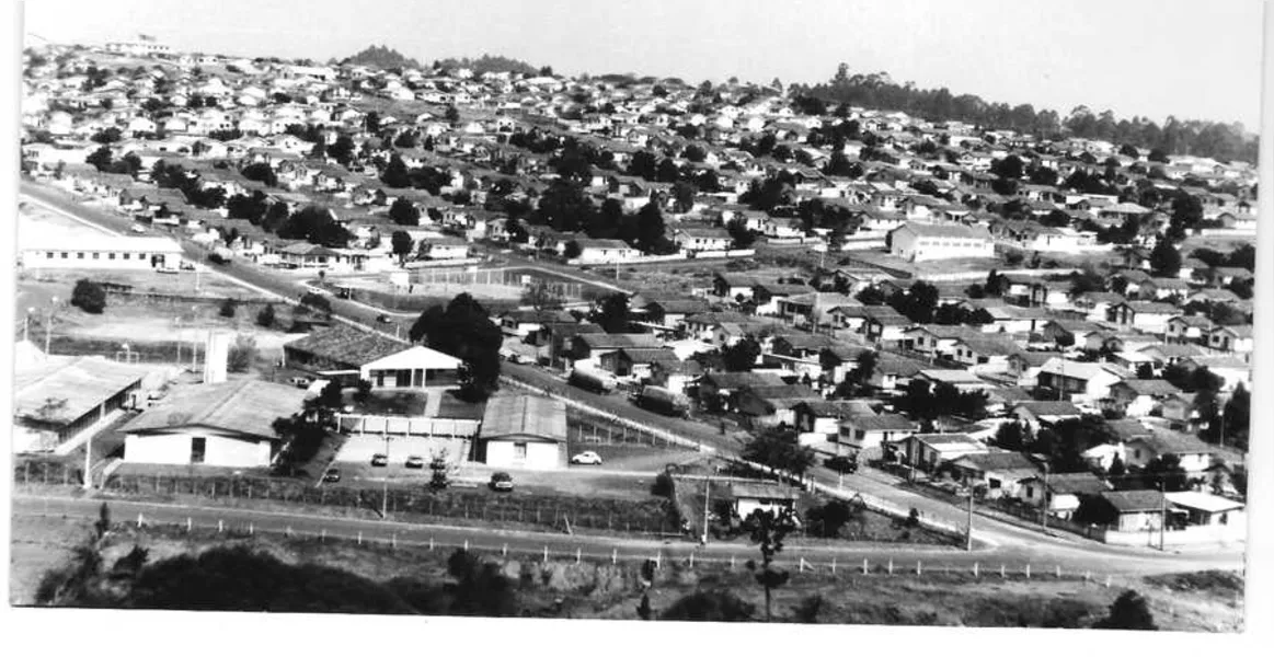 Usando uma antiga câmera panorâmica a foto mostra já pronto o Colégio Elzira Correia de Sá no inicio dos anos 80. Ao fundo as casas da primeira fase de construção do Santa Paula.