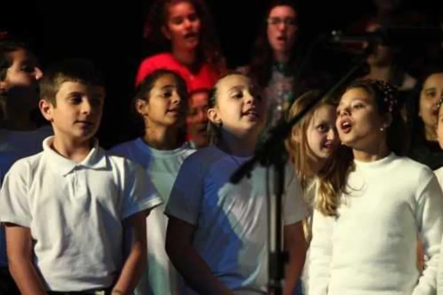 O Coro Infantil da UEPG foi reativado no final do mês passado. Em duas apresentações no Teatro Pax, o grupo cantou a fauna e flora brasileira 