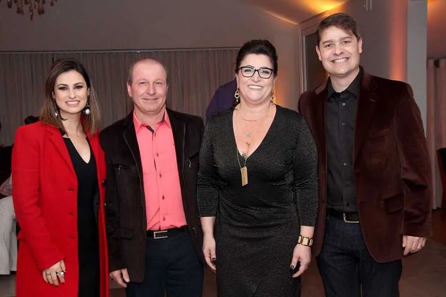 Os anfitriões Valdir e Marloiva Brandelero, recepcionam o casal Cassia e Manoel Teixeira, que respondem pela conceituada agência Casa da Comunicação.