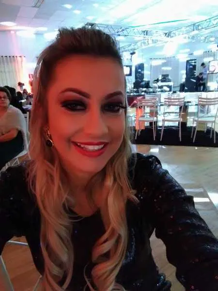 BDAY - Elaine Cristina Rodrigues será muito cumprimentada hoje (11), pela passagem de seu aniversário. Da coluna RC os votos de alegrias e sucesso