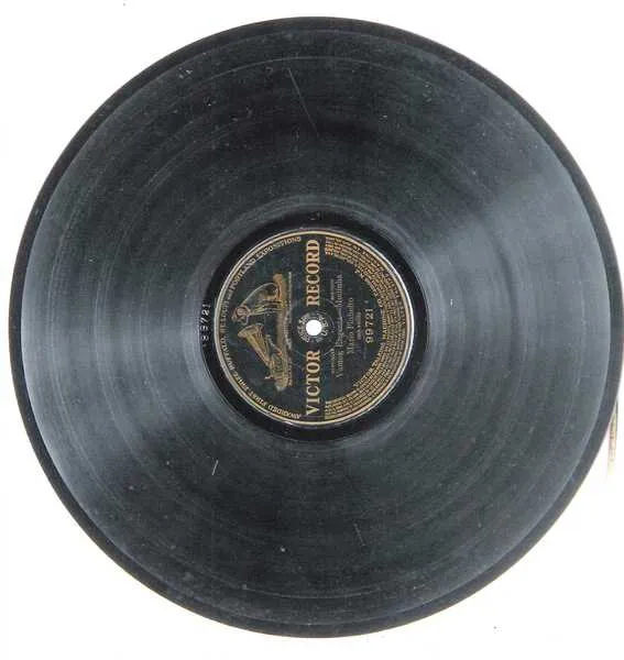 A Gravação da RCA Victor tinha impresso o preço que talvez não seja visto pelo tamanho pequeno circundando buraco no meio do disco.A ilustração é de um “Fac- Símile” do disco original.