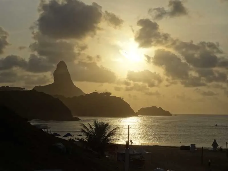  Para encerrar as visitas nostálgicas, eia uma foto no cair da tarde, onde de vê picos  chamados dois irmãos, numa cena das mais fotografadas na ilha.