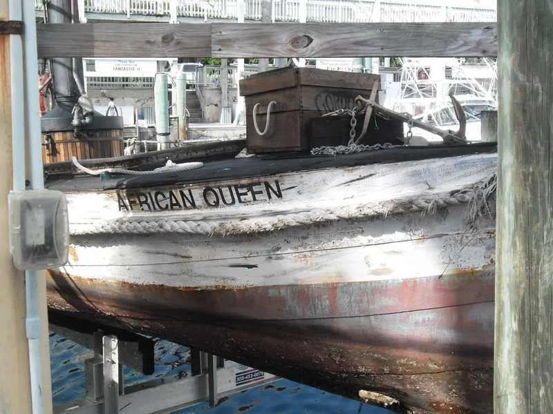 “Em viagem as “Keys” da Flórida o redator  encontrou o barco “meio abandonado”.  Ainda fazem  pequenos passeios pela Orla, mas me pareceu que estava ali só pra relembrar  Bogart que gostava das Keys, inclusive nominando a  apresentação de festival de filmes  nas ilhas  com seu nome em várias ocasiões.