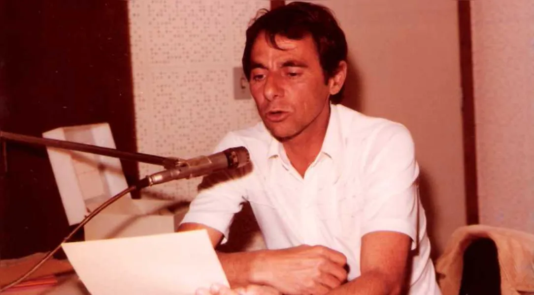 Na foto de 1981, o locutor até parece fazer pose como se fosse na TV. Nhô Jeca ainda está no ar, agora em outro prefixo, com muitos fãs na cidade e região.