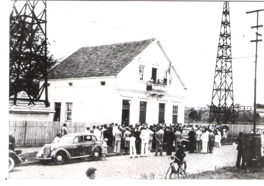 O sistema que hoje se transformou em FM, era na foto mostrada que a emissora funcionava com duas torres de maneira bem diferente de nossos dias. O redator que atuou no prefixo por longo tempo, parabeniza a emissora hoje situada da rua XV de Novembro, Esquina com Engenheiro Schamber, local que ocupa desde a transferência das antigas instalações, tendo sido a única emissora que afora esta mudança permanece no mesmo lugar.