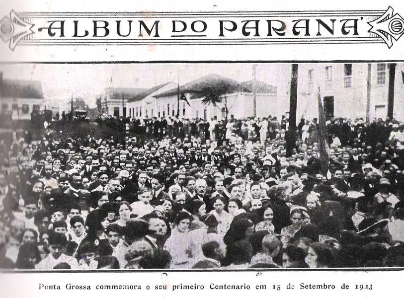 O álbum do Paraná edição 1927, (exemplar do redator) mostra uma foto dos festejos do centenário da cidade em 1923. A cena da multidão é da Praça Barão do Rio Branco em frente à antiga igreja do Rosário.