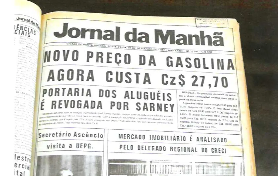 A edição do Jornal da Manhã, de 4 de setembro de 1987 (há 30 anos) trazia em primeira página a manchete sobre o “aumento” dos combustíveis que na época fazia o terror aos motoristas. Gasolina passava a custar 27 cruzados e 70 centavos o litro. Eis um anúncio na primeira página do Jornal da Manhã, com o fac-símile (assim que chamavam o Fax na época) da notícia.