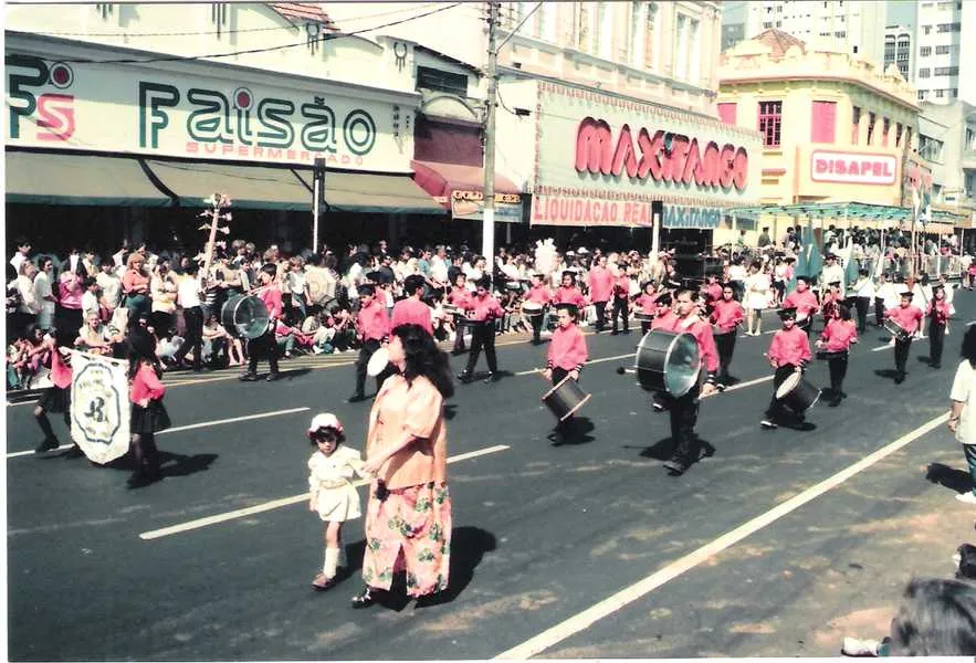 A avenida era o local dos desfiles de aniversário da cidade. Na foto dos anos 70 (FOTO ELITE) dá para ver empresas como Mercado Faisão, Disapel, além é claro da tradicional Casa Tango aqui já chamada Maxi-Tango e no meio a Joalheria Goldfinger.