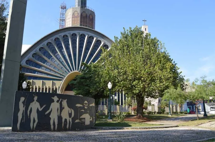 Construção da Catedral e passagem dos tropeiros são um marco na história pontagrossense.