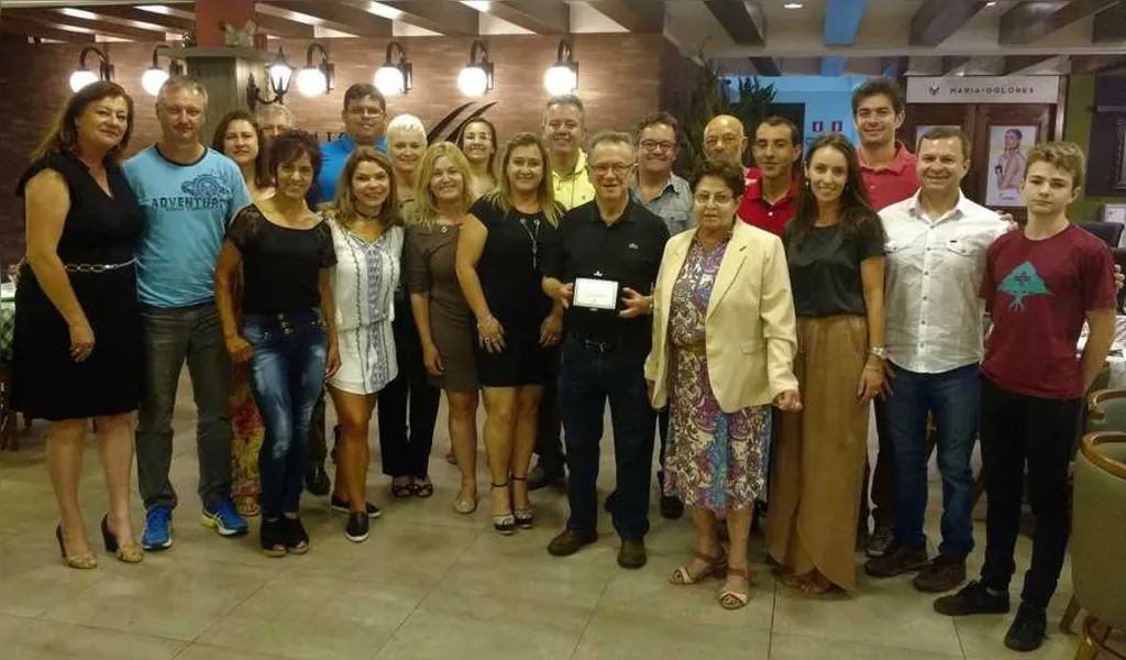 Na sexta feira da semana passada, Manoel Pereira de Oliveira Neto, proprietário do Café Lontrinha, foi homenageado pela Associação de Corredores de Ponta Grossa