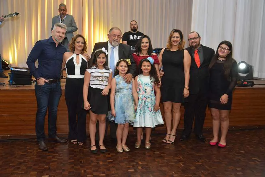 Doutor José Sebastião Fagundes Cunha, com a família reunida, esposa, filhos, nora, genro e netos.