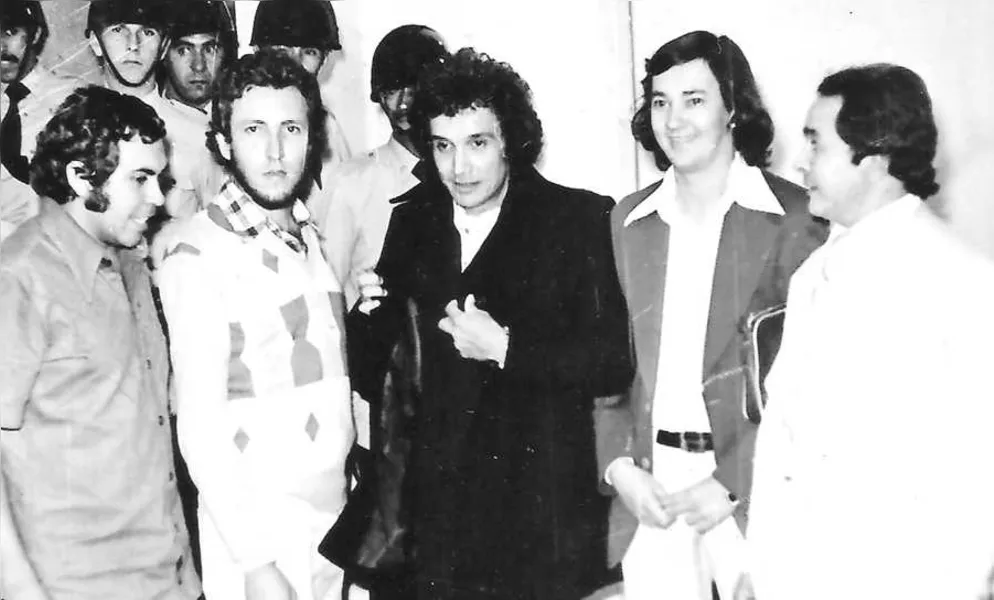 Como o tempo passa. Hoje estamos marcando com os promotores os 40 anos deste show promovido pelos então corajosos jovens empresários. Eis que Roberto estava no auge de sua carreira e tinha uma agenda concorrida. 25 de agosto de 1977 foi a data do show, que reuniu um grande público no Ginásio Borel para aplaudir o “super cantor” brasileiro. Retratados (Álvaro, Maurício, Roberto Carlos, Jerba e Avelar Amorim.)