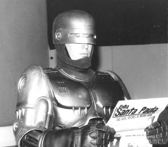 Robocop fez várias promoções. Comercial de brinquedos para o 10 e 15, apresentações na Discoteca Magic e uma seção de fotos no Cine Ópera onde quem quisesse tirar uma foto com o personagem poderia comparecer. O “Ator” do personagem (Marco Zub), gostou tanto da cidade que ficou em Ponta Grossa. Ainda ontem falei com ele. Só a roupa foi embora. Ele me contou que já se aposentou, está passando os poderes para outro membro da família (risos) e como disse ele: “- Hoje há grande concorrência de super-heróis” (mais risos).