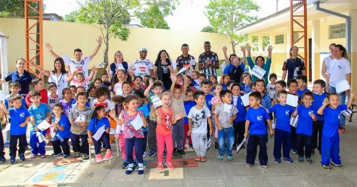 Jogadores do Fantasma, campeões da Série D do Brasileirão, foram recebidos com festa pelas crianças do CMEI Professor Valter Elias, na Vila Congonhas