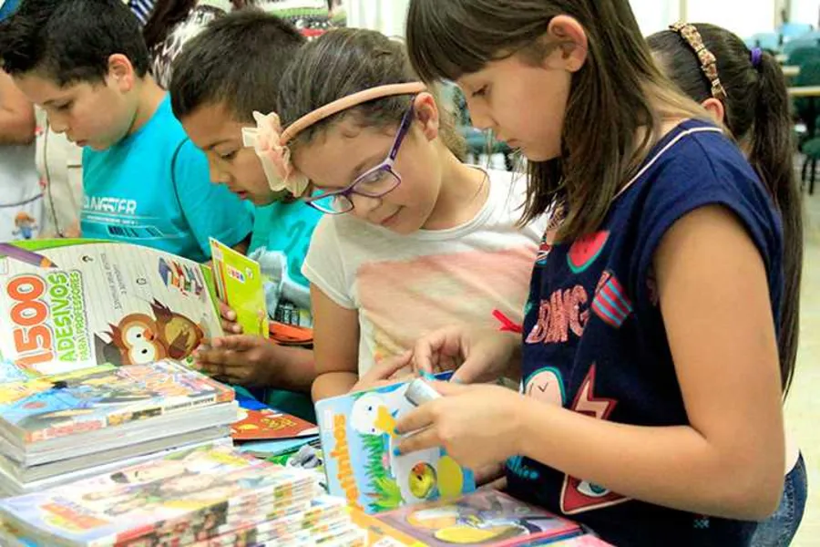 As crianças de Tibagi soltaram a imaginação durante a primeira Feira de Livros do ano, realizada na biblioteca Municipal Luiz Leopoldo Mercer.