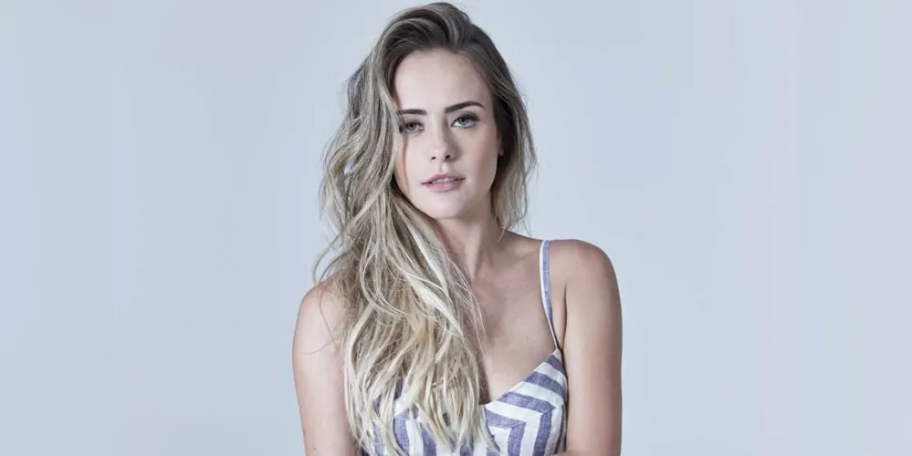 Juliana Silveira iniciou preparação para fazer Raquel em “Apocalipse”, próxima bíblica da Record. Na história que estreia em novembro, ela vive um casamento em crise e passa por situação de violência doméstica. Juliana já participa de encontros com a atriz que a interpretará na primeira fase, aos 7 anos. Na segunda, a personagem terá 21 anos e na terceira, quando Juliana assume o papel, 37 anos.