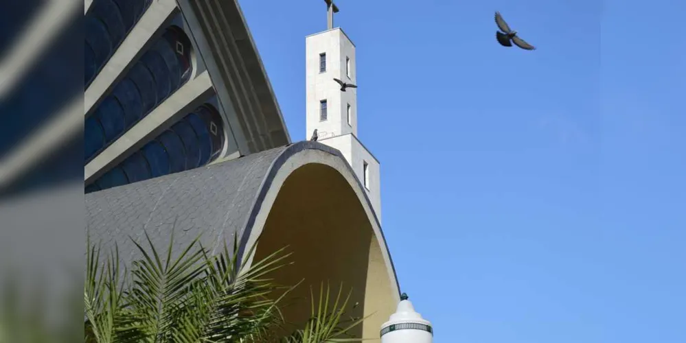 Lenda diz que fazendeiro soltou as pombas e elas foram parar onde hoje é a Catedral Sant'Ana.