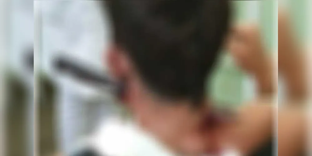 Imagem ilustrativa da imagem Rapaz fica com faca cravada no pescoço na região
