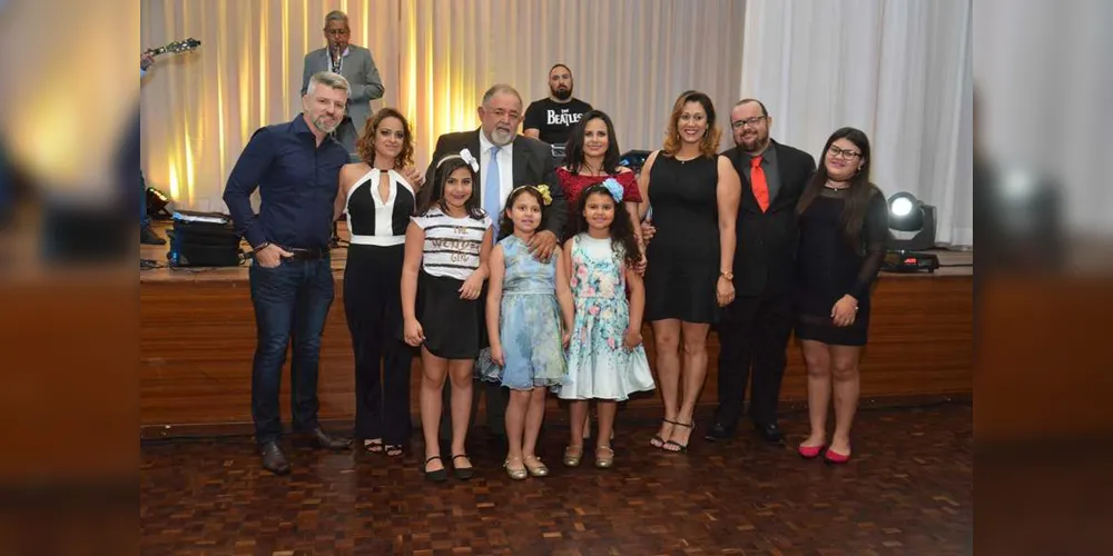 Doutor José Sebastião Fagundes Cunha, com a família reunida, esposa, filhos, nora, genro e netos.