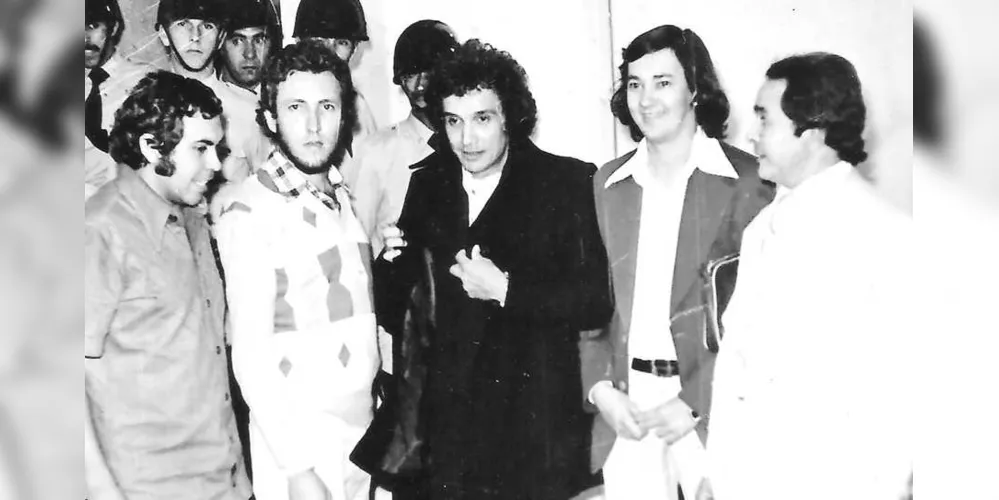 Como o tempo passa. Hoje estamos marcando com os promotores os 40 anos deste show promovido pelos então corajosos jovens empresários. Eis que Roberto estava no auge de sua carreira e tinha uma agenda concorrida. 25 de agosto de 1977 foi a data do show, que reuniu um grande público no Ginásio Borel para aplaudir o “super cantor” brasileiro. Retratados (Álvaro, Maurício, Roberto Carlos, Jerba e Avelar Amorim.)