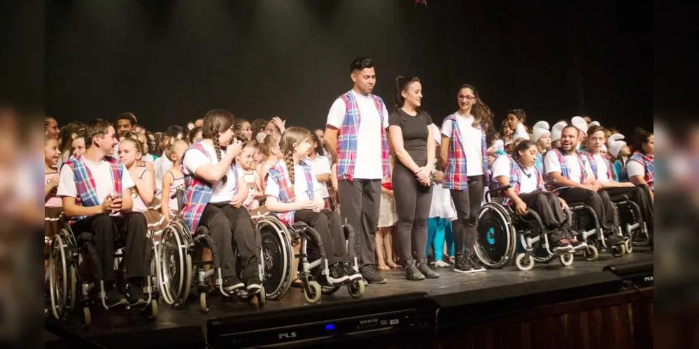 Pais, professores e alunos se emocionaram na noite de segunda-feira (2), na primeira apresentação da 13ª Mostra de Dança no Teatro Bento Mossurunga, em Castro 