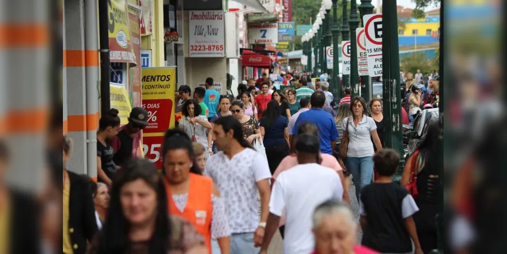 Movimentação já cresceu nesta sexta-feira nas ruas de Ponta Grossa, com pagamento da primeira parcela do Décimo
