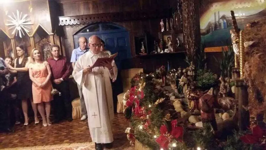 Bispo Dom Sergio no momento da Benção do Presépio