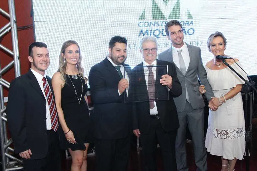 Construtora Miquelão (Sr. José Miquelão, Senhora e filhos) recebendo homenagem do Presidente Diego Spinardi