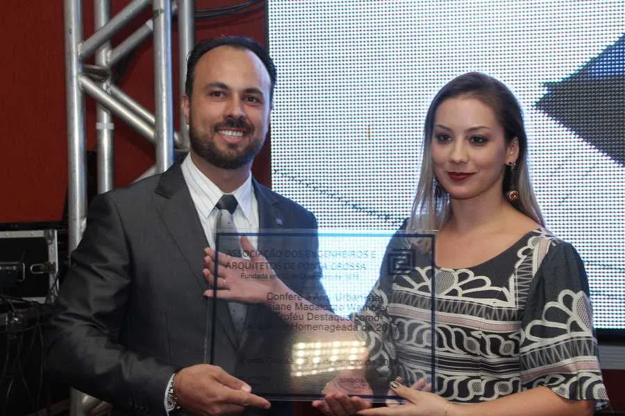 Arquiteta Nisiane Madalozzo recebendo homenagem do Engenheiro Rafael Mansani