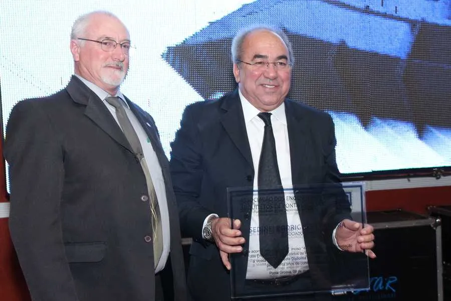 Engenheiro Sedinei Ferreira recebendo homenagem do Engenheiro Osvaldo Thibes