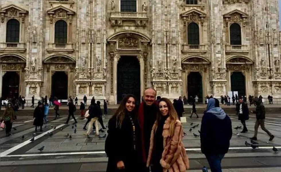 TRIP - O casal Marcio Longo e Ginaine Bazzi, com sua filha Laura Bazzi Longo, circula pela Itália. No registro, podemos conferir a Catedral de Milão, situada na praça central da cidade de Milão, na Lombardia, no norte da Itália. É a sede da Arquidiocese de Milão e uma das mais célebres e complexas edificações em estilo gótico da Europa.