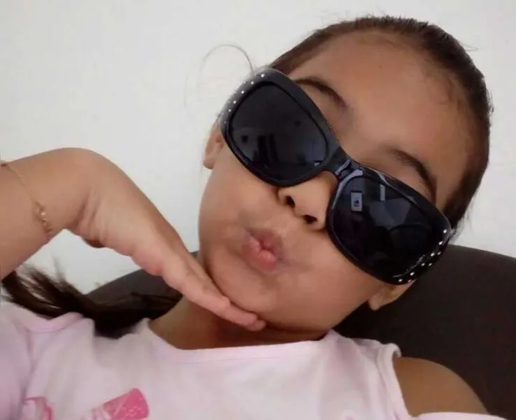 A charmosa Emanuelle Machado, que faz pose com seus óculos de sol, tem 9 anos e é irmã da Anne Caroline Machado, que completa 11 anos neste domingo. São o orgulho dos pais Giovana e Amauri Machado.