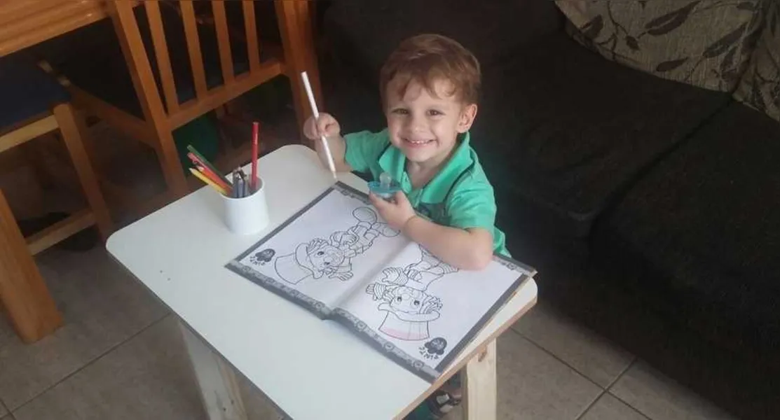 Pedro Emílio Scheiffer, de 3 anos, adora brincar com livros de colorir.