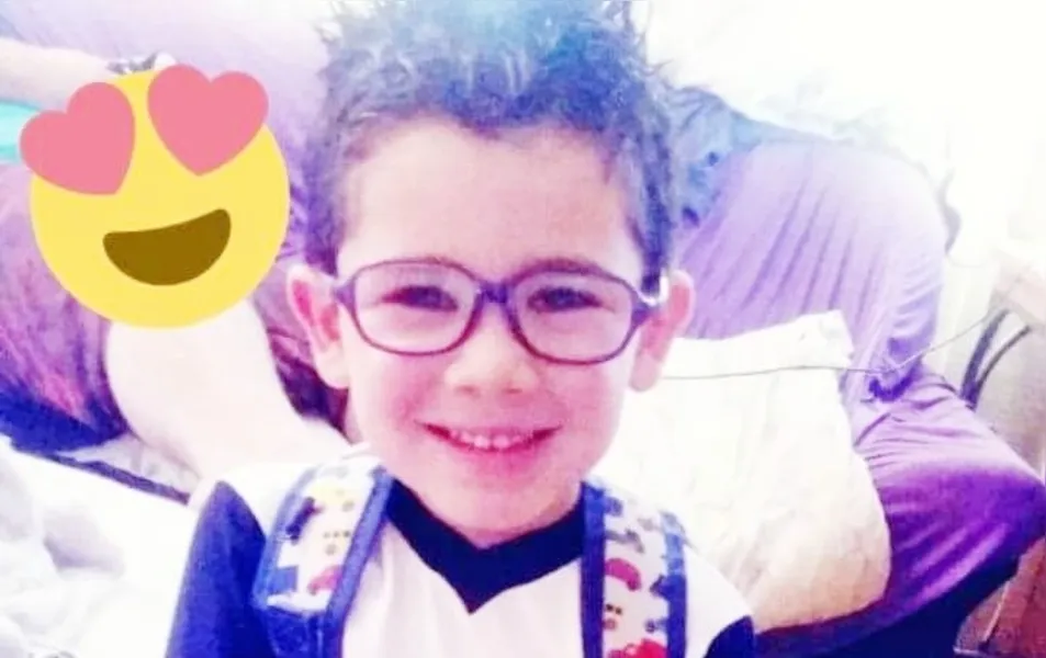 O sorridente Luan Vinicios de Andrade, de apenas 3 anos, fica super animado para ir à escolinha. 