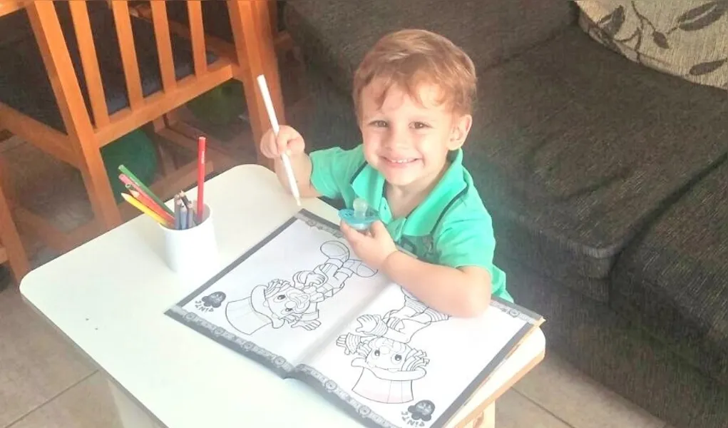 Pedro Emílio Scheiffer, de 3 anos, gosta de brincar com livros de colorir.