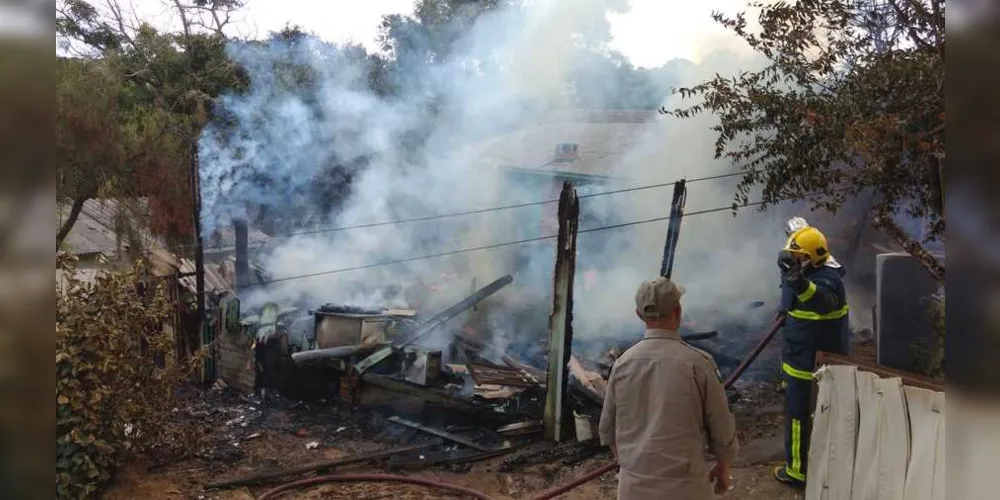 Imagem ilustrativa da imagem Incêndio destrói casa de maneira na Vila Santo Antônio