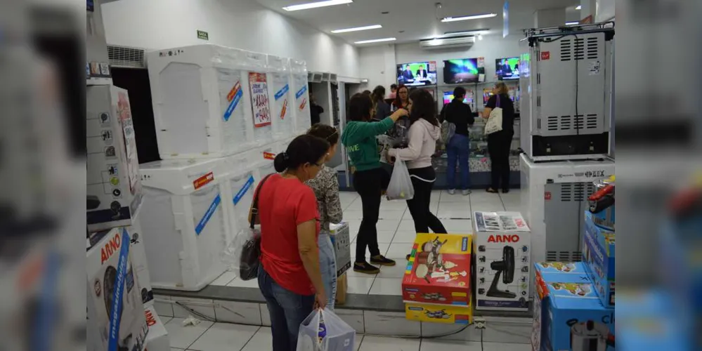 Imagem ilustrativa da imagem Lojas abrem mais cedo na sexta com descontos de 70%