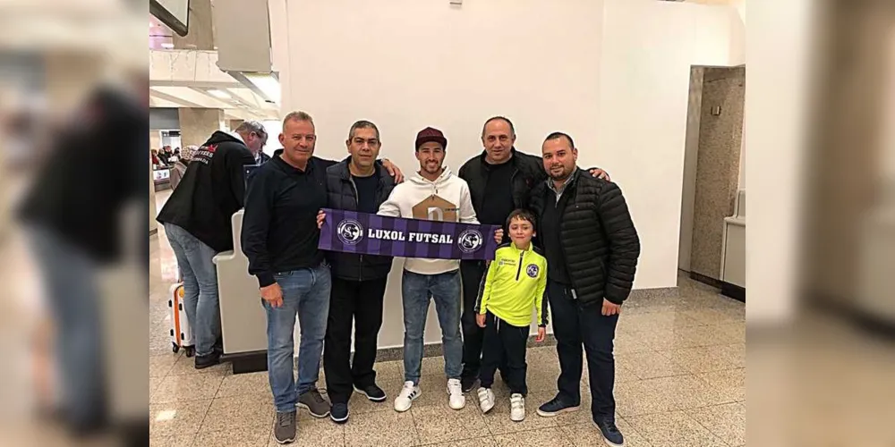 Maicon Silva foi recebido pela diretoria do clube no desembarque em Malta