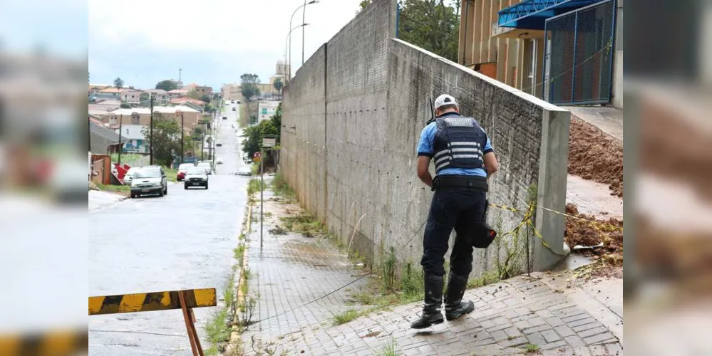 Umidade do solo faz muro do IML rachar e, para garantir segurança de trecho, Defesa Civil interdita rua
