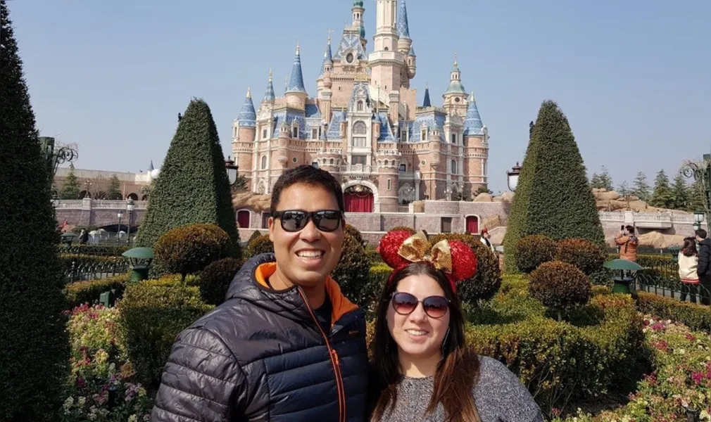 TRIP - Bruno e Danielle Rabelo continuam no roteiro de sua viagem de lazer e descanso, no registro especial o casal no Xangai Disney Resort, que é um resort e parque temático, construído pela Walt Disney Parks and Resorts na cidade de Xangai, na China.